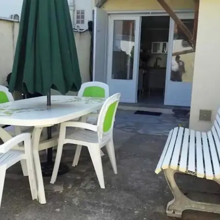 House With 2 Bedrooms In Mescherssurgironde With Enclosed Garden Meschers-sur-Gironde